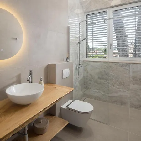 3 Bedroom Gorgeous In Novigrad بيت للعطل