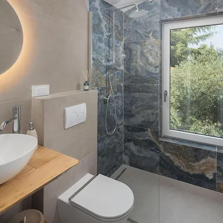 3 Bedroom Gorgeous In Novigrad بيت للعطل *